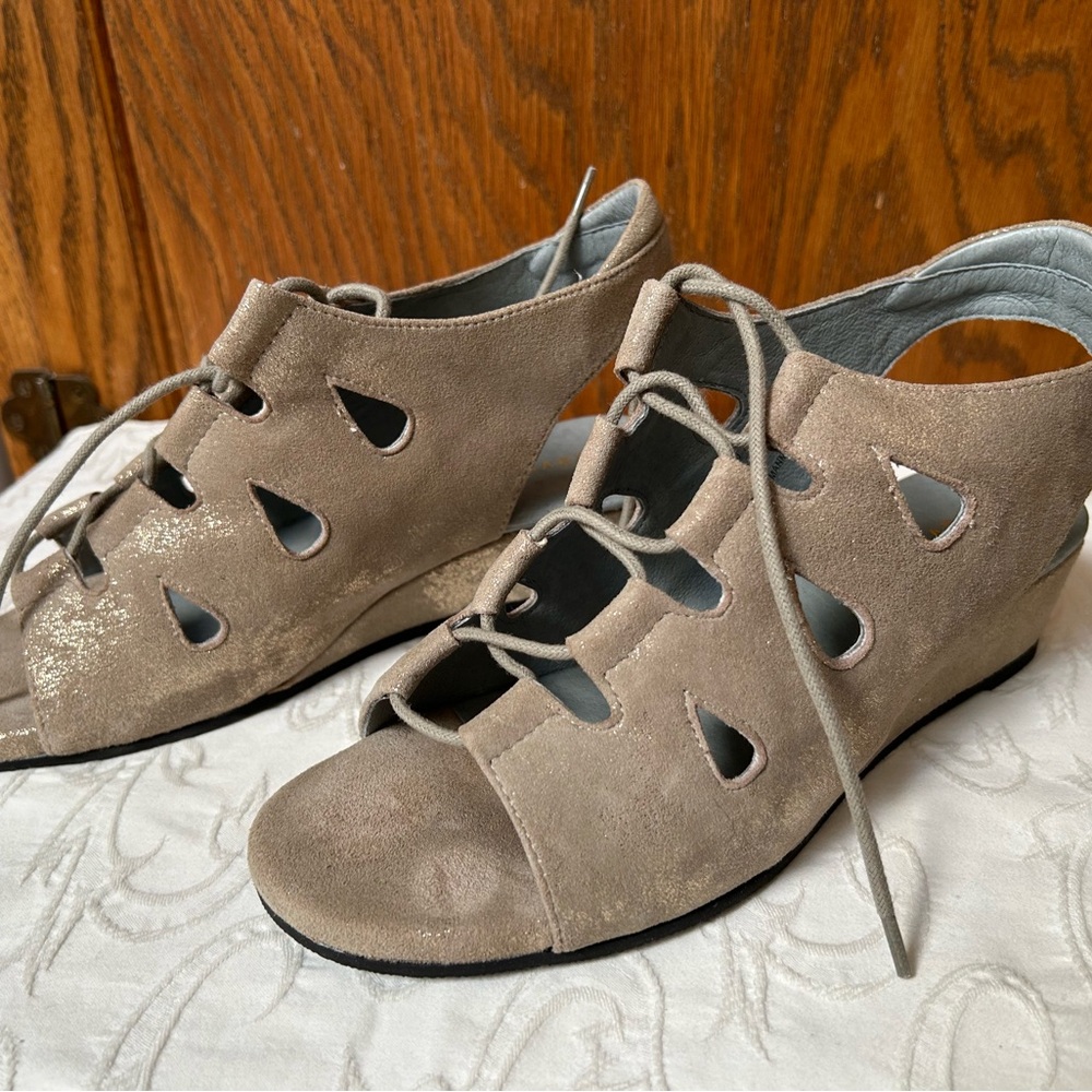 David Tate Gold Lace up Wedge Dress Shoes SZ 7.5 WW